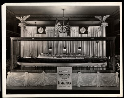 Een etalage bij de Aeolian Company, 29 West 42nd Street, New York door Byron Company